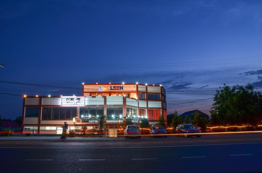 Motel - Restaurant Leon Bacău Exteriér fotografie